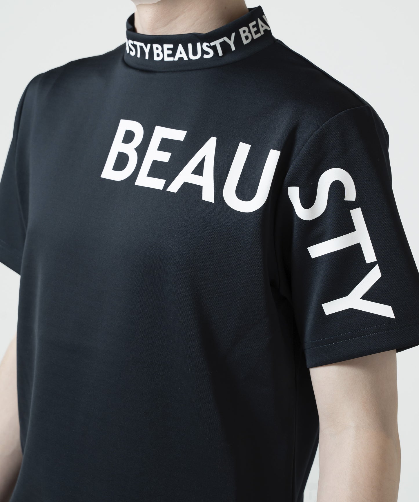 BEAUSTY アシンメトリー ロゴ モックネック Tシャツ BLACK