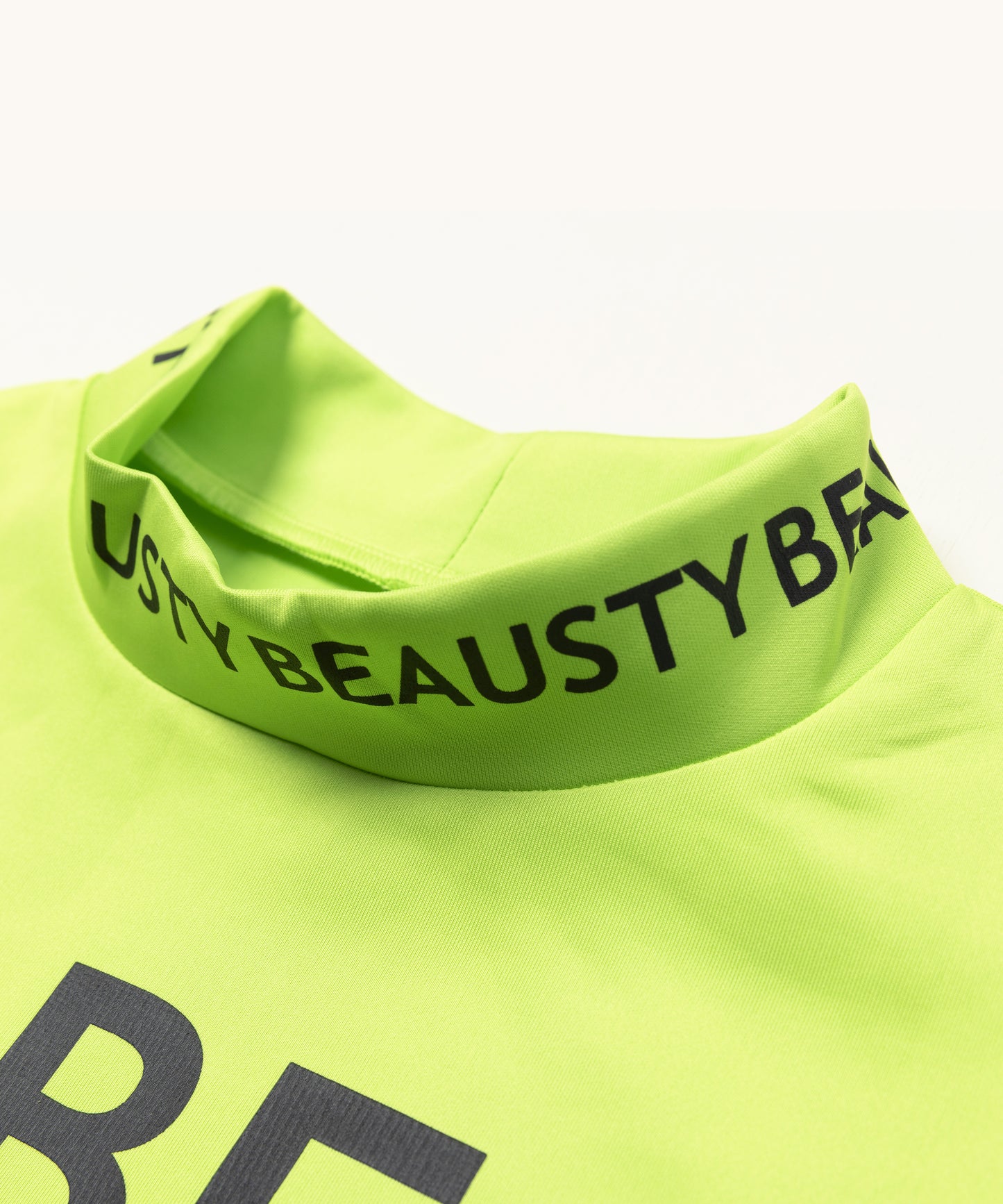 BEAUSTY アシンメトリー ロゴ モックネック Tシャツ LIME