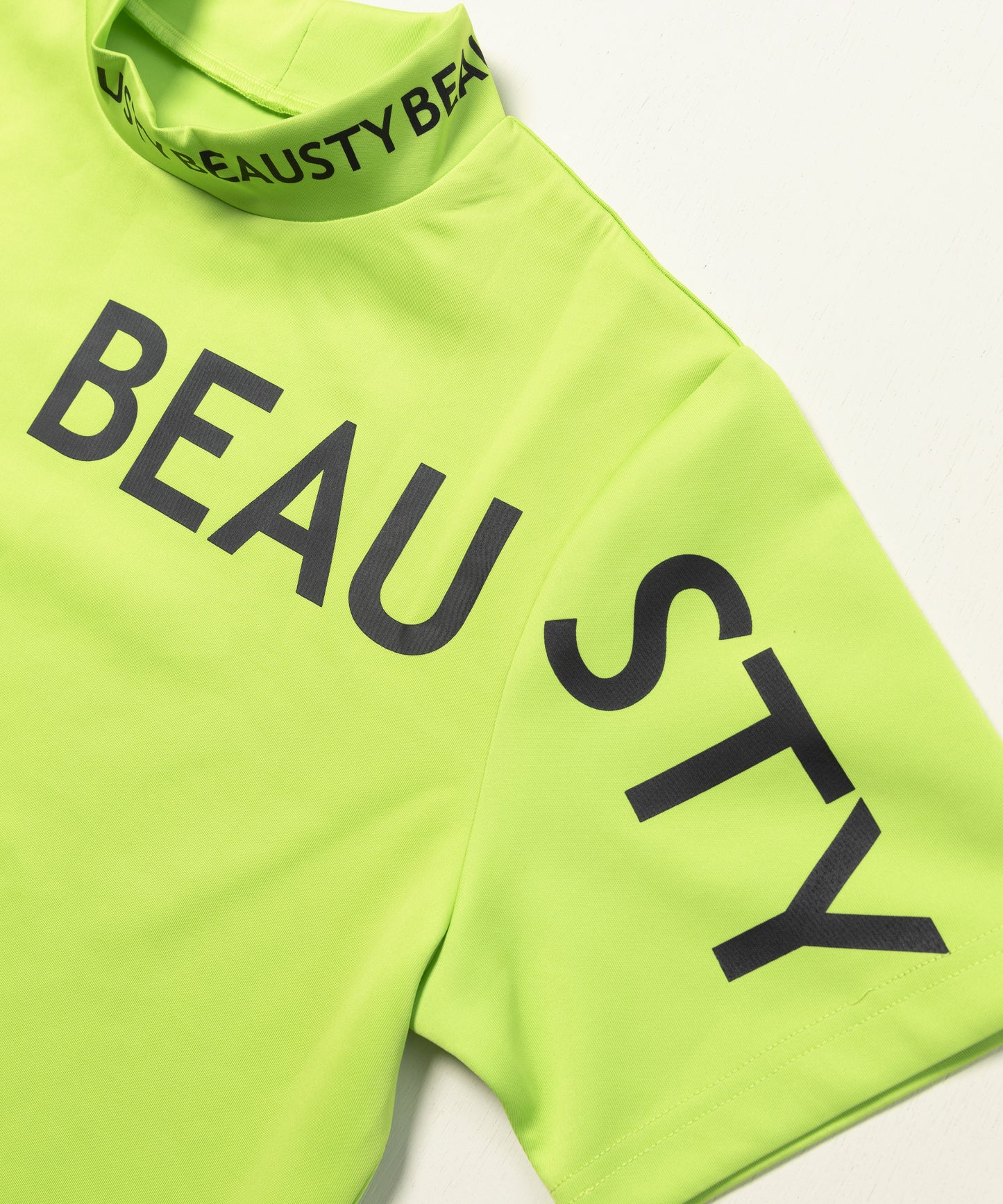 BEAUSTY アシンメトリー ロゴ モックネック Tシャツ LIME