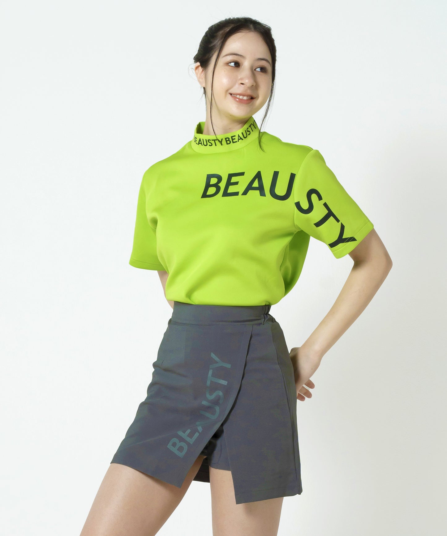 BEAUSTY アシンメトリー ロゴ モックネック Tシャツ LIME