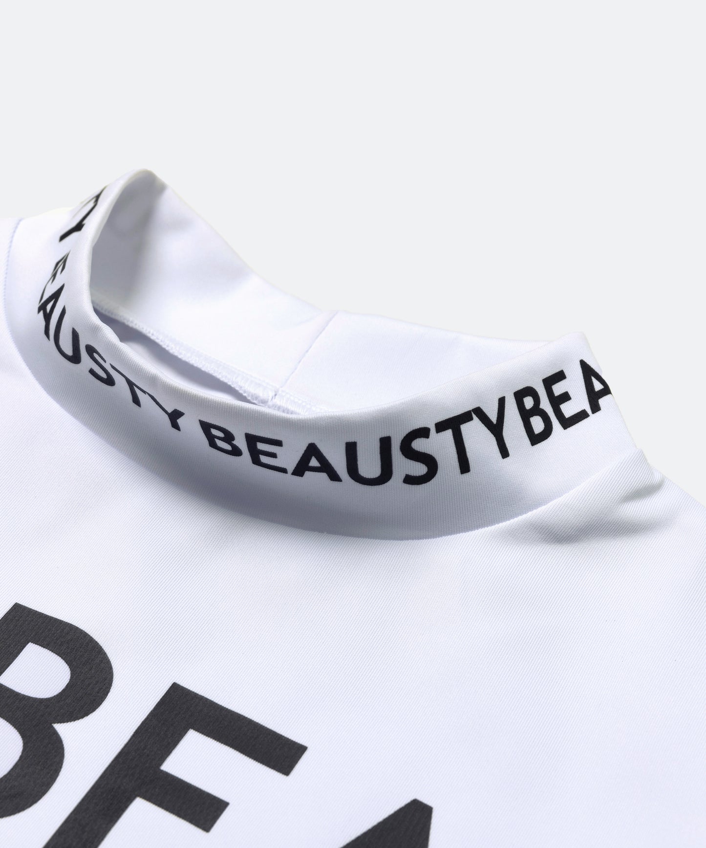 BEAUSTY アシンメトリー ロゴ モックネック Tシャツ WHITE