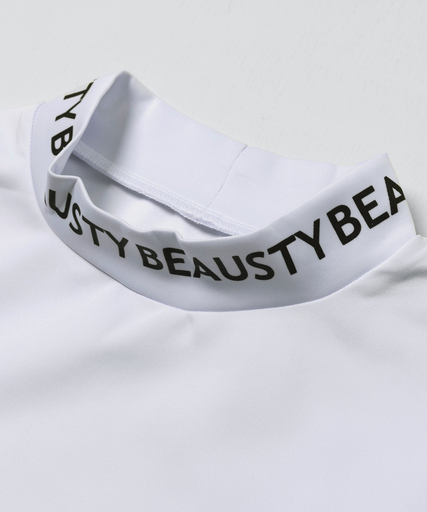 BEAUSTY ビッグ ロゴ モックネック Tシャツ WHITE