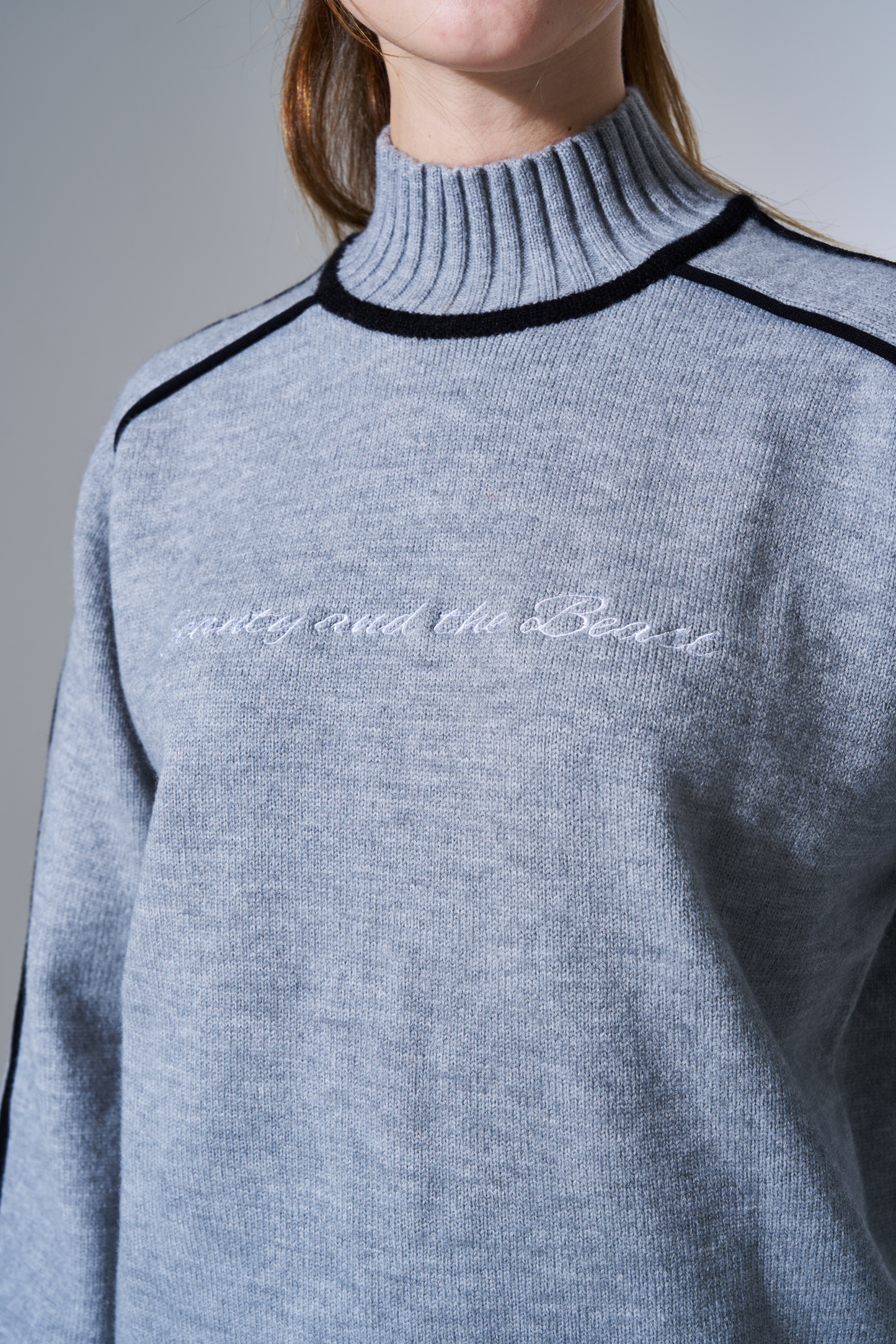 ハイネックニットプルオーバー Beauty and the Beast 刺繍 LIGHTGREY