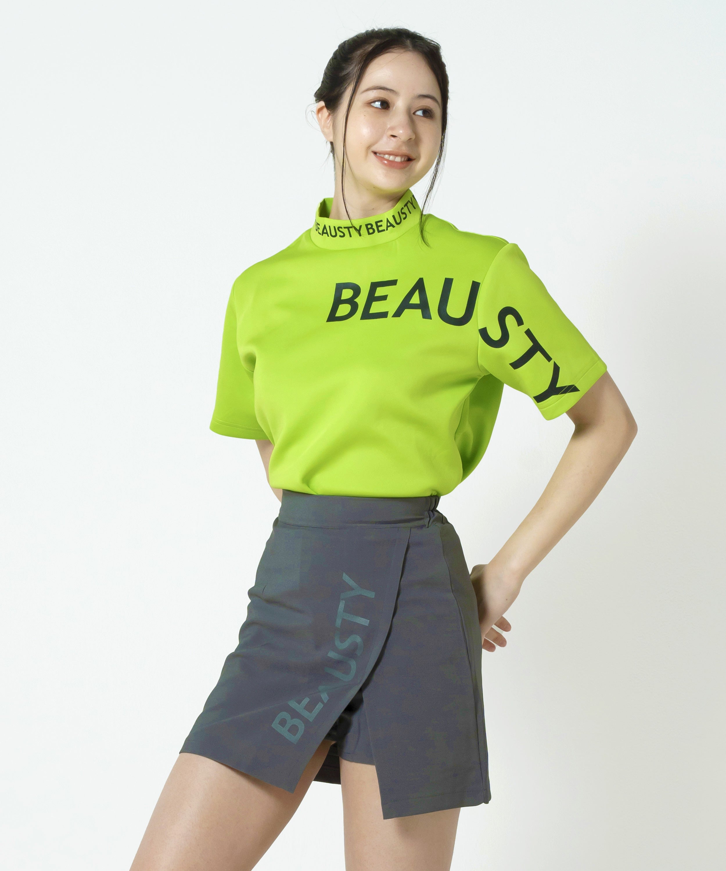 BEAUSTY アシンメトリー ロゴ モックネック Tシャツ LIME