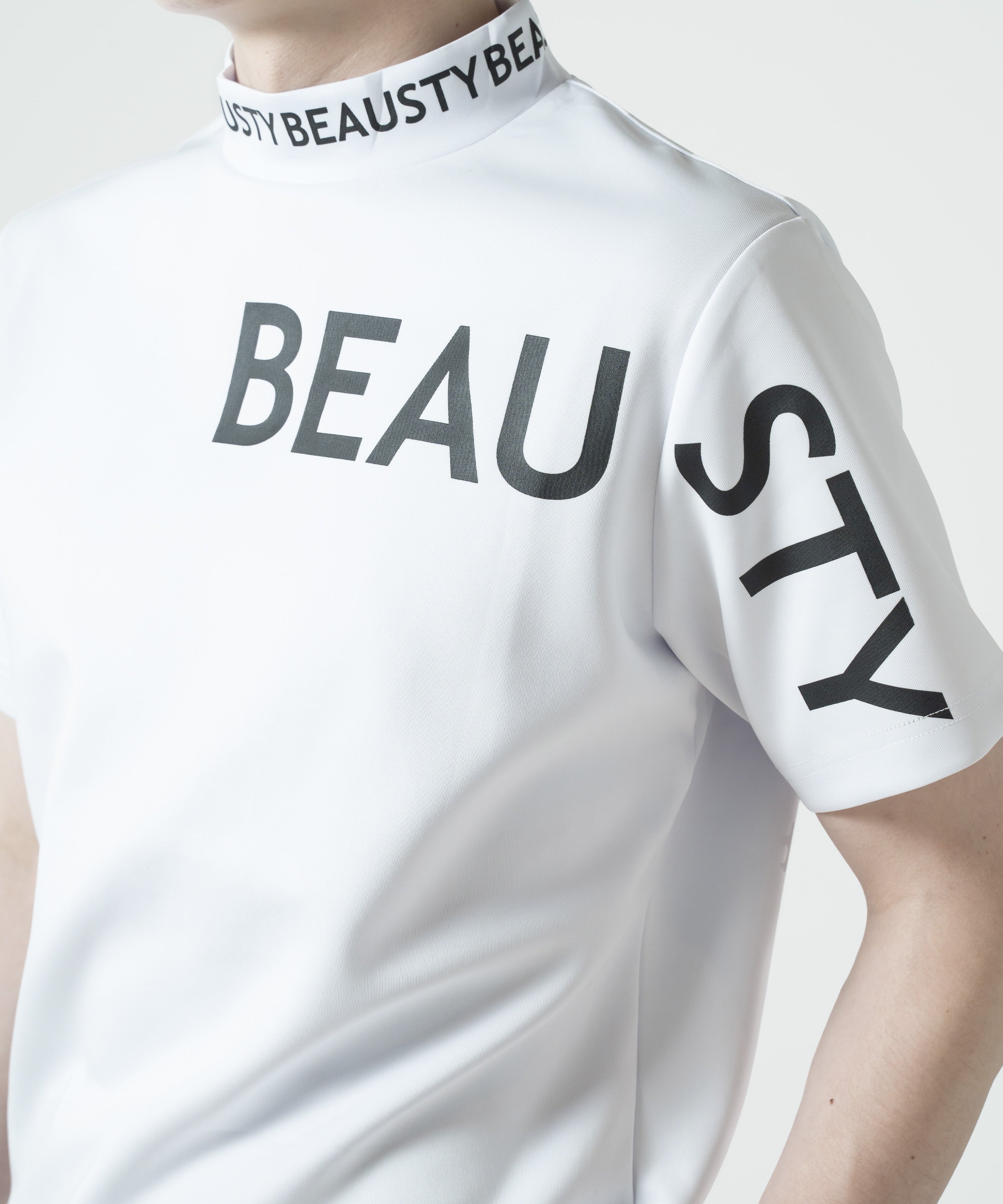 BEAUSTY アシンメトリー ロゴ モックネック Tシャツ WHITE